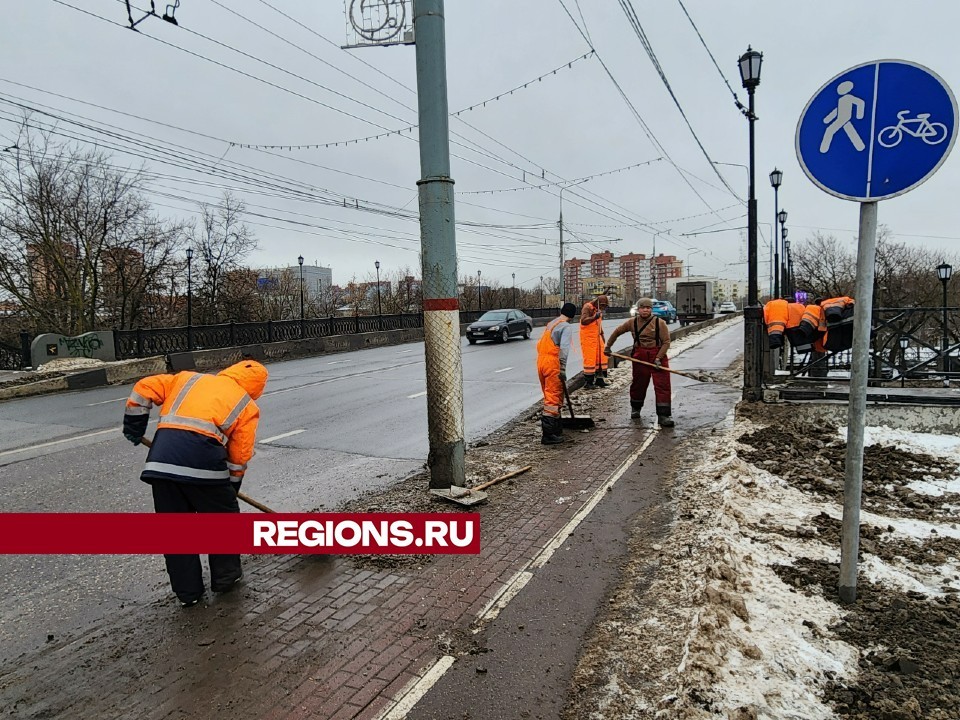 Мост через Октябрьскую железную дорогу очистили от снега и наледи