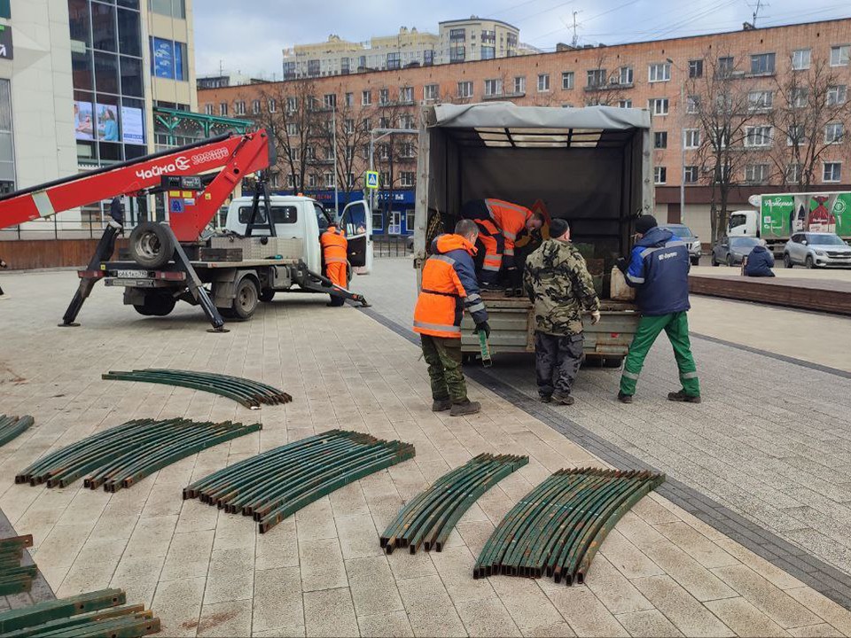 Главную новогоднюю ель Пушкино разобрали и увезли на хранение