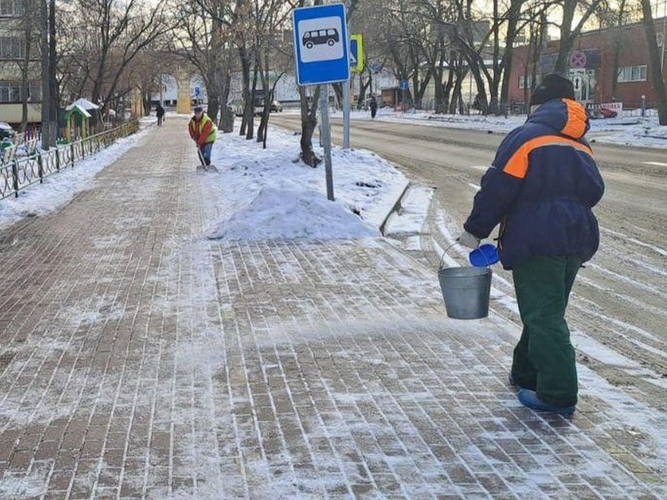 Дорожники в режиме нон-стоп чистят городские улицы от снега