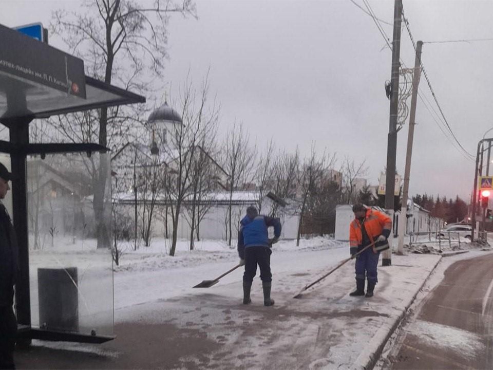 На Лихачевском шоссе заменили стекла на остановках