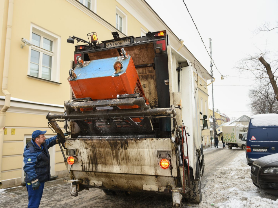 Дзержинцам разъяснили, почему вывоз мусора в ночные часы не нарушает закон о тишине