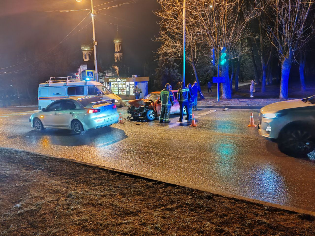 Движение на улице Ленина в Дзержинском заблокировано из-за ДТП