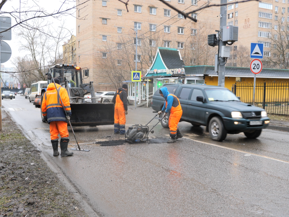 Из-за теплой погоды люди в оранжевых жилетах все чаще появляются на дорогах