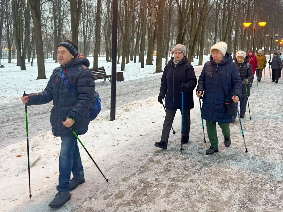 Щелковские пенсионеры возобновили тренировки по скандинавской ходьбе