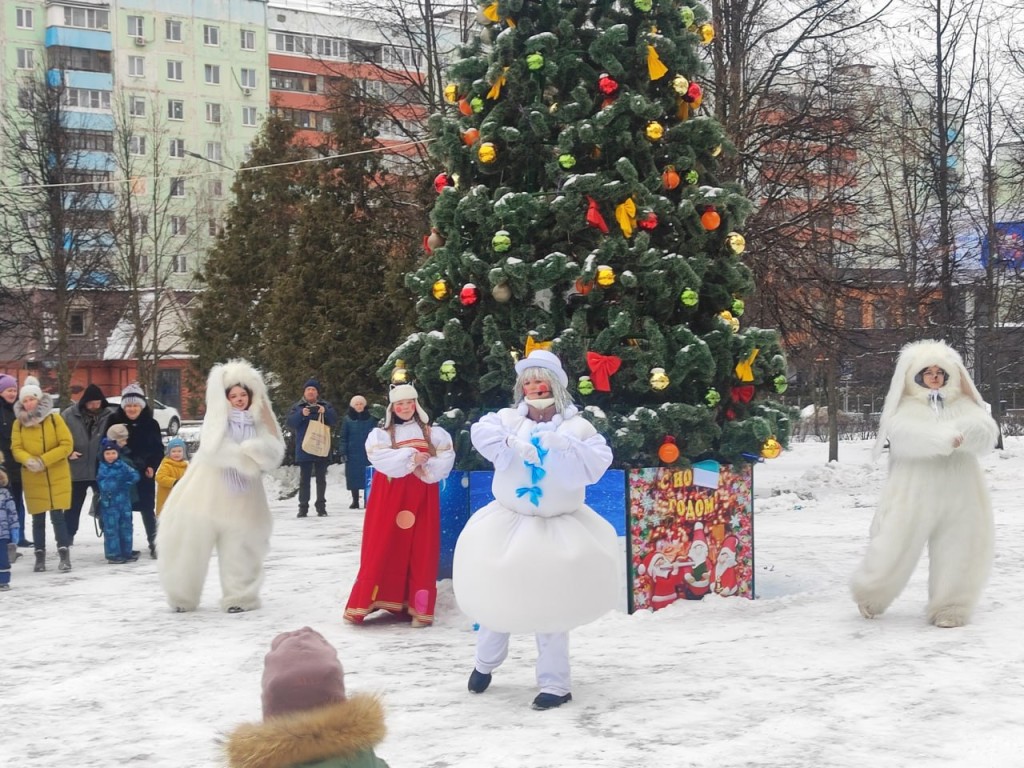 Сказочные персонажи развеселили краснознаменцев на рождественских гуляниях