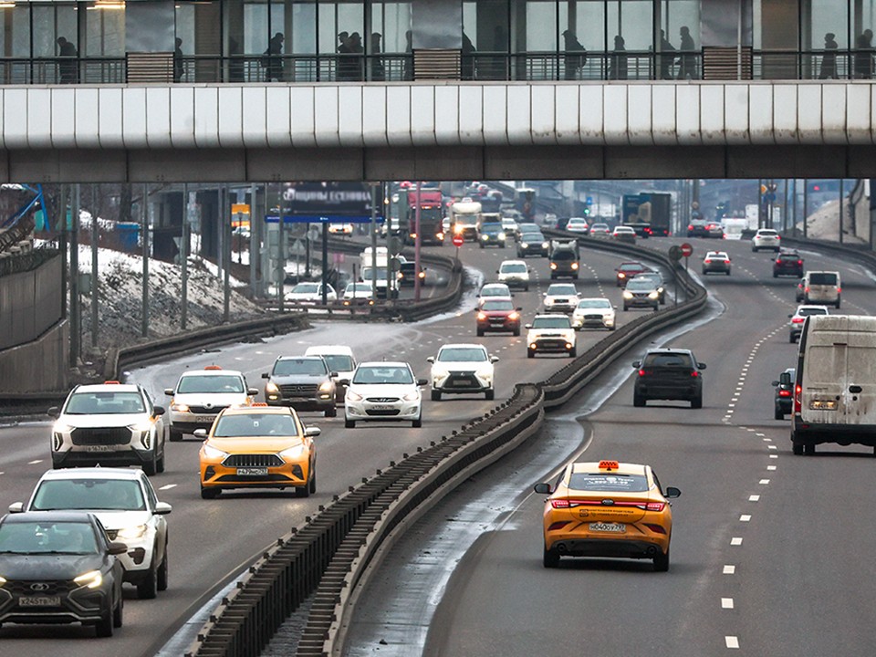 На трассах Подмосковья увеличился транспортный поток