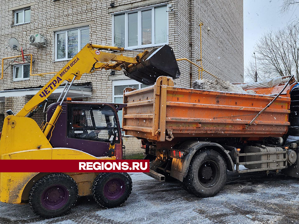 Коммунальщики расчистили дворы и вывезли снег из микрорайона Большевик