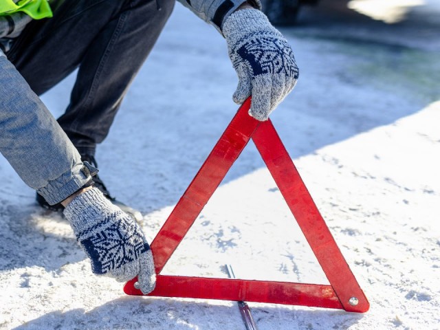 В Подмосковье легковушка слетела на дорогу при перевозке эвакуатором