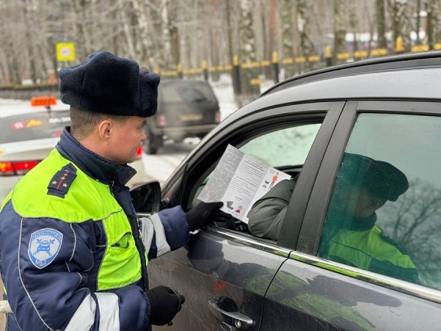 Водителям Ногинска напомнили о правилах перевозки детей