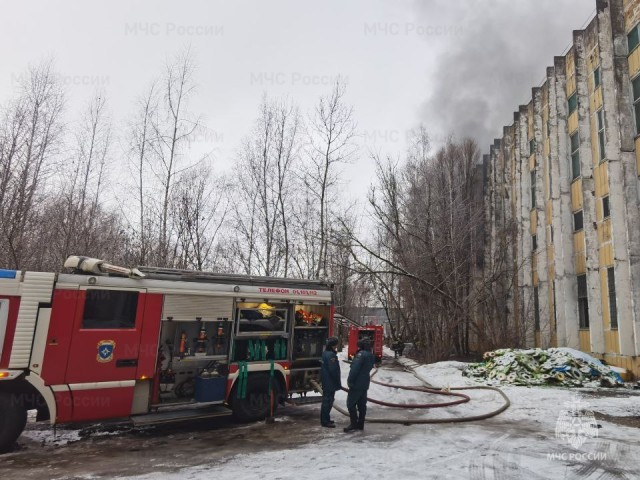 Пожарные локализовали огонь в промзоне Химок