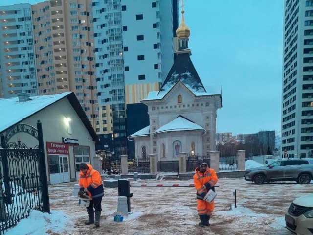 Территории у храмов Долгопрудного расчистили перед Рождеством