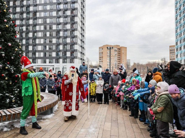 Дворы Мытищ превратились в новогодние площадки для детей и взрослых