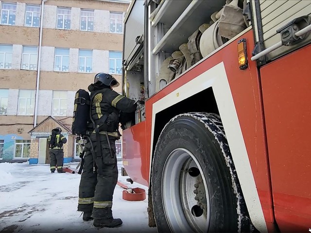 Спасатели тушат пожар на предприятии по производству полимерной пленки в Химках