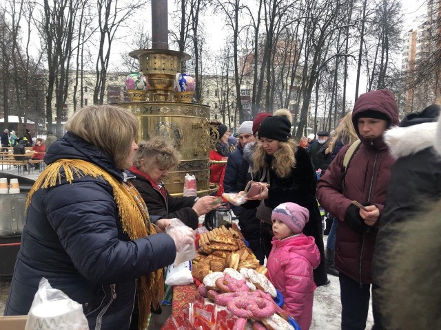 Праздник с блинами и русскими забавами устроили в парке Павловской Слободы