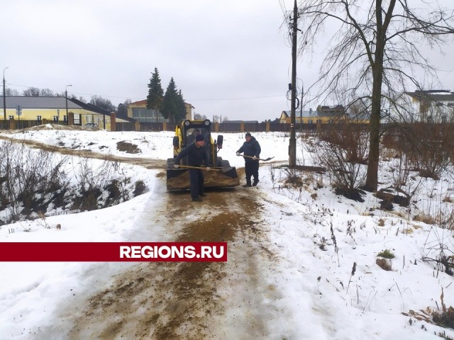 Тонкий лед на дорогах Лосино-Петровского посыпают только чистой солью