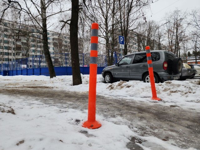 Ограничительные столбики установили на пешеходном переходе в Супоневе