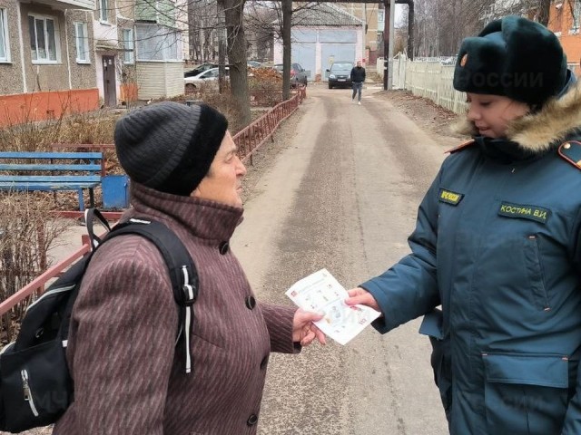 Листовки с правилами пожарной безопасности раздали жителям Луховиц