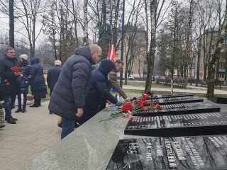 В сквере Победы в Балашихе почтили память погибших блокадников