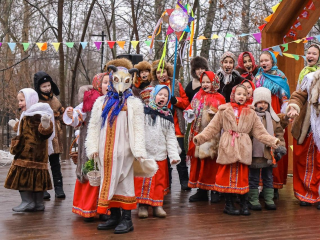 В Свердловском для жителей устроили святочные гадания и народные забавы в парке