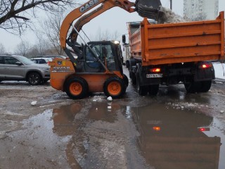 Дорожные службы Долгопрудного вывозят снег с улиц Парковая и Менделеева