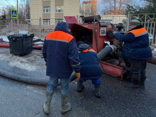 Специалисты отремонтировали канализацию в Голубом