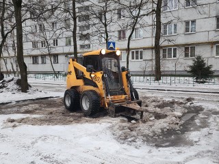 Снег и наледь убрали во дворах многоквартирных домов по Пушкинскому шоссе