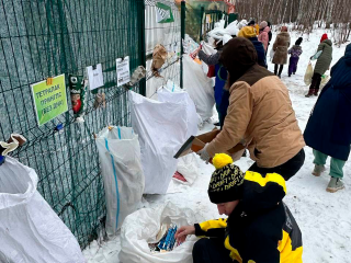 Дед Мороз и Снегурочка помогли волонтерам собрать вторсырье на экоакции