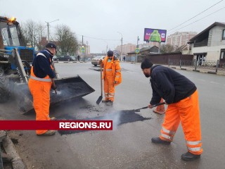 Опасные ямы в Кутузове закатали горячим асфальтом