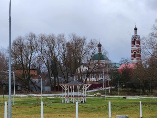 На зимнем празднике в бронницком парке расписывали пряники и бегали по зеленой траве