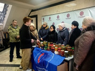 Хрустящие огурцы и другую закуску отправили на фронт пенсионеры Ногинска