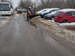 В Долгопрудном обрабатывают обледенелые дороги