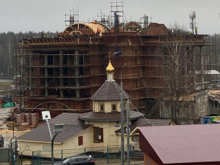 Строители возводят кровлю Никольского храма в Кузнечиках в Подольске