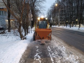 Коммунальные службы Долгопрудного продолжают уборку дорог округа