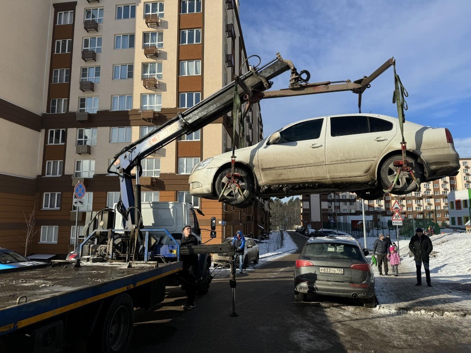 Владелец неправильно припаркованного авто в Лопатине получил штраф