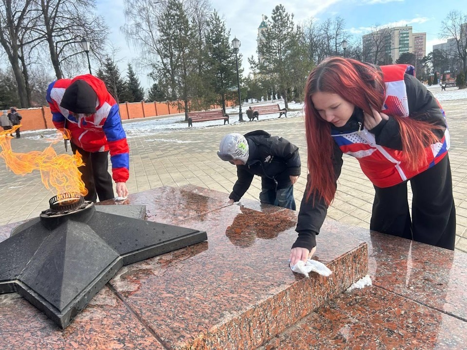 Волонтеры Лосино-Петровского привели в порядок территорию мемориала