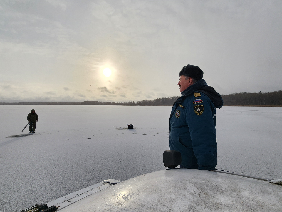 Лед на водоемах Можайска растолстел до 20 см