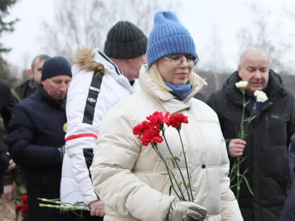 В память о выводе войск из Афганистана на площади Победы в Королеве возложили цветы