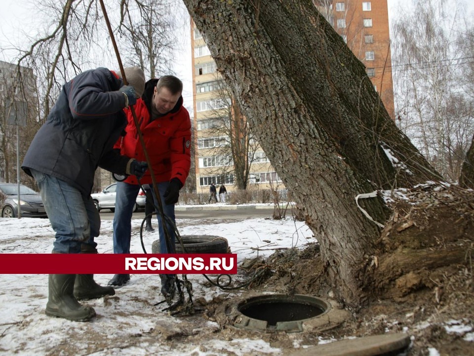 В микрорайоне Новлянский жители забили канализацию старыми тряпками