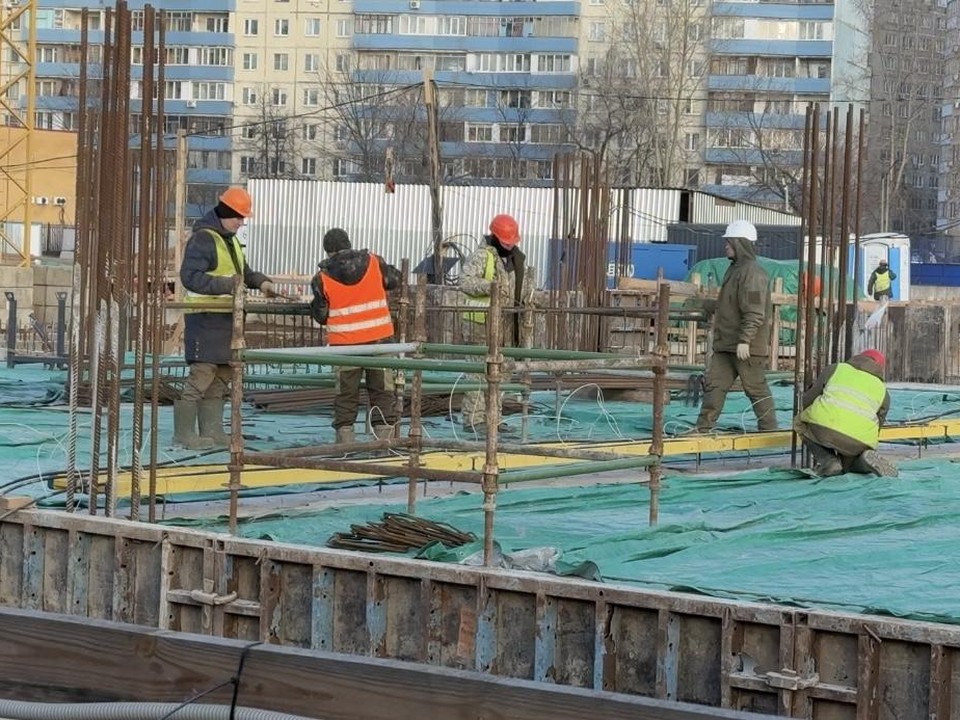 На стадионе «Старт» сегодня задействованы  более 40 рабочих