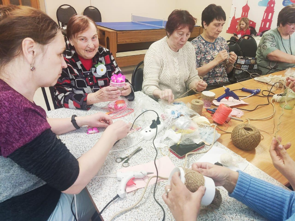 Волоколамские пенсионеры освоили декорирование джутовым шнуром