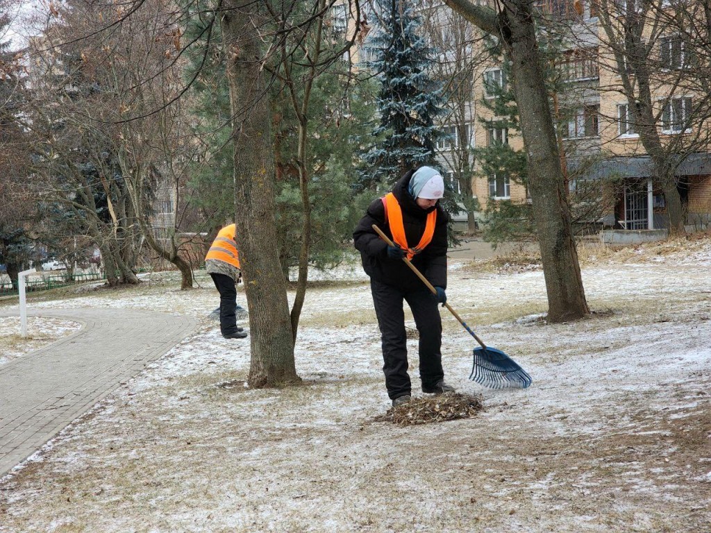 В Пущине коммунальщики очистили дорожки и детскую площадку на «Таблетке»