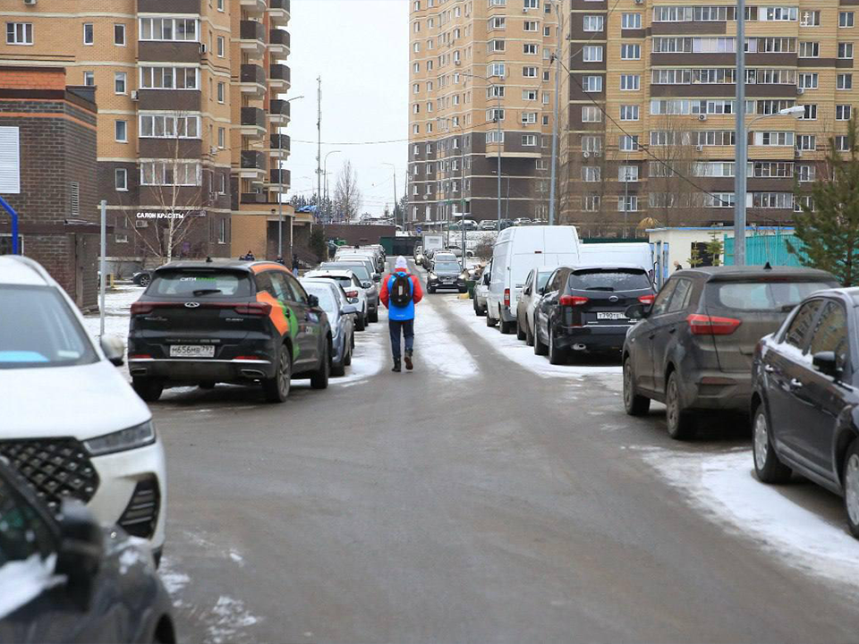 Пешеходные дорожки на Набережной улице в Долгопрудном освободят от погрузчиков