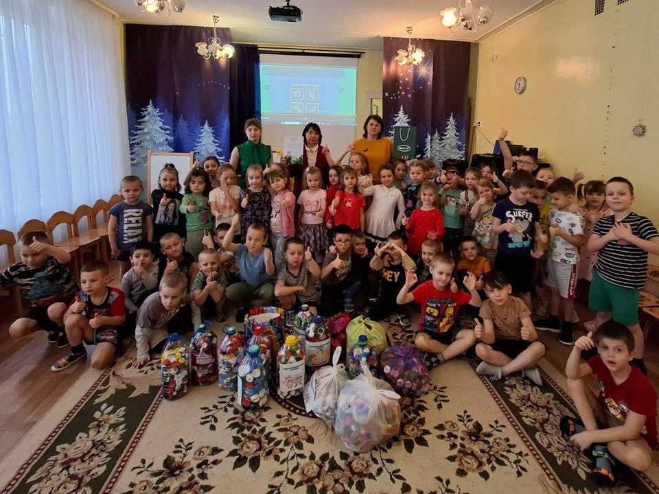 Дети в Столбовой собрали сотню литров «добрых крышечек»