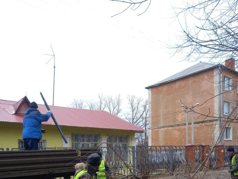 В Кашире вывозят порубочные остатки с придомовых территорий