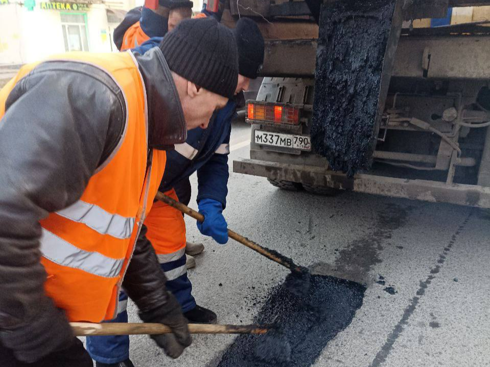 За неделю на дорогах авиаграда больше ста ям заделали литым асфальтом