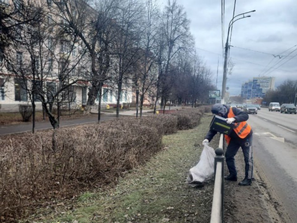 В Подольске коммунальные службы убирают общественные территории, дворы и дороги