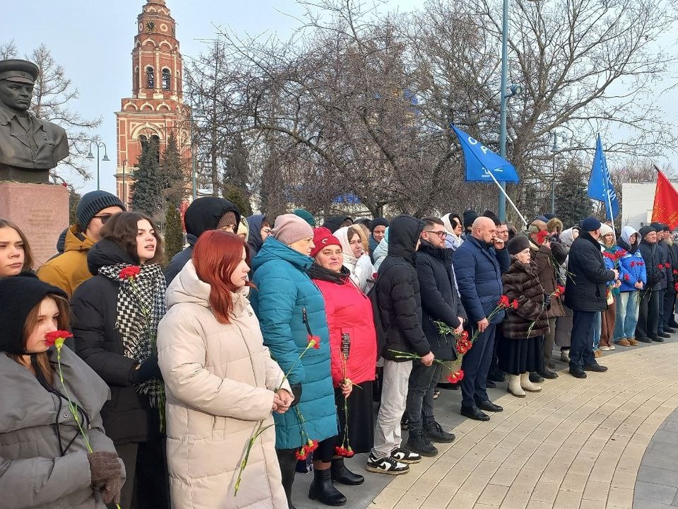 В честь Дня воина-интернационалиста в Бронницах к Вечному огню возложили цветы