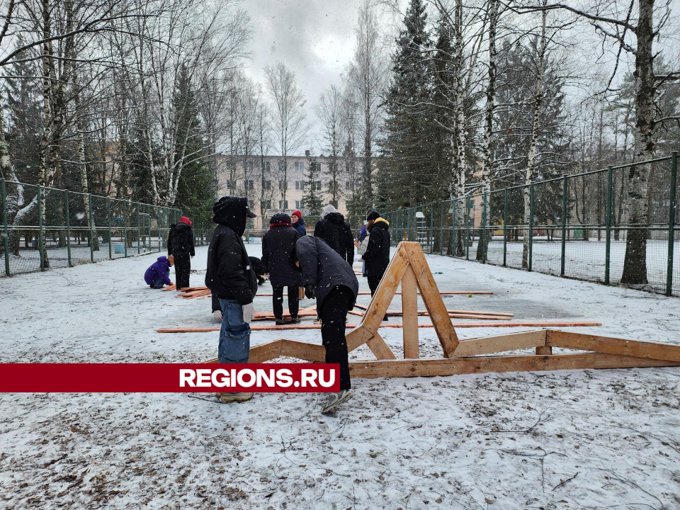 Лавку-горку в стиле тактического урбанизма строят московские студенты в Дубне