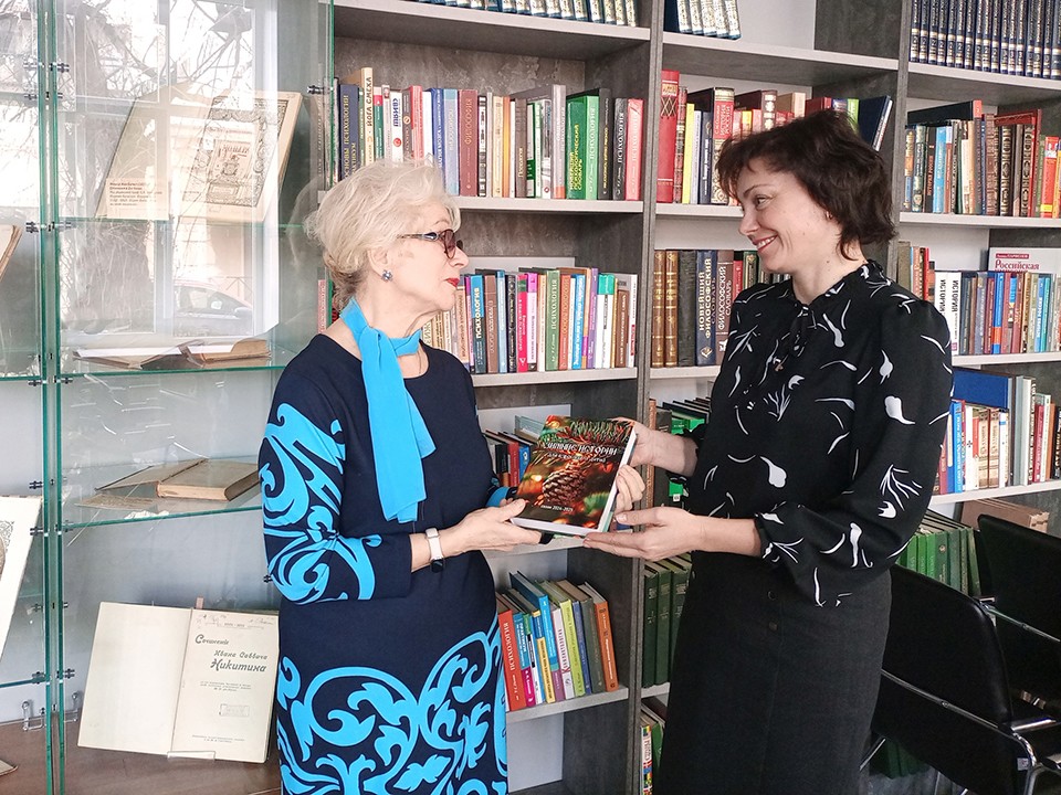 Сборник зимних историй подарила писательница Ирина Трубкина библиотеке в Щелкове