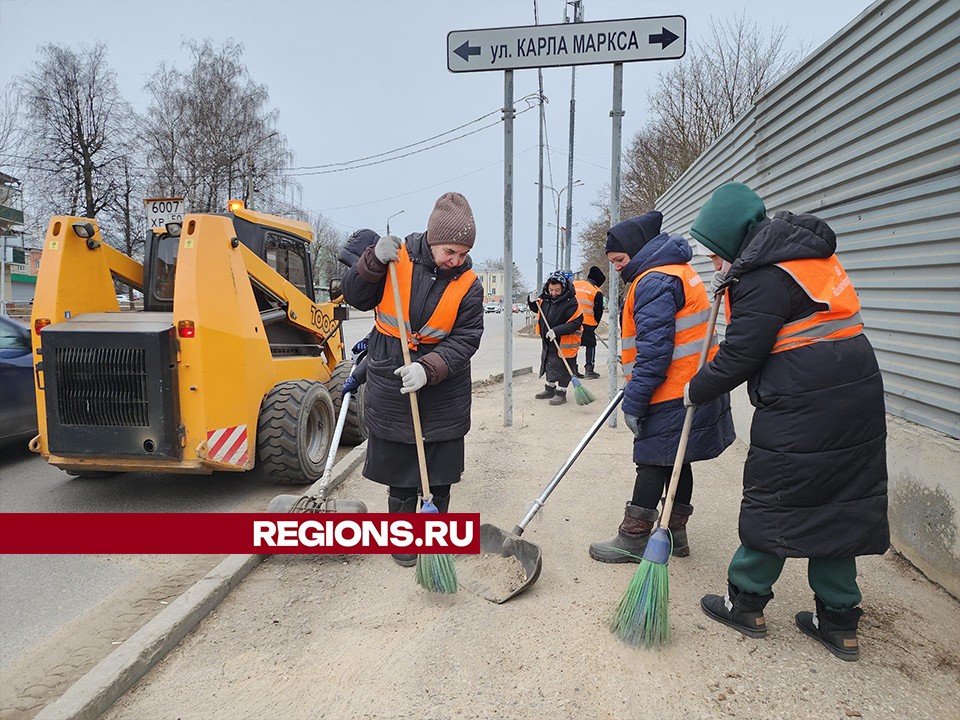 Коммунальщики убрали от грязи тротуары и дорогу на Чернышевского в Серпухове